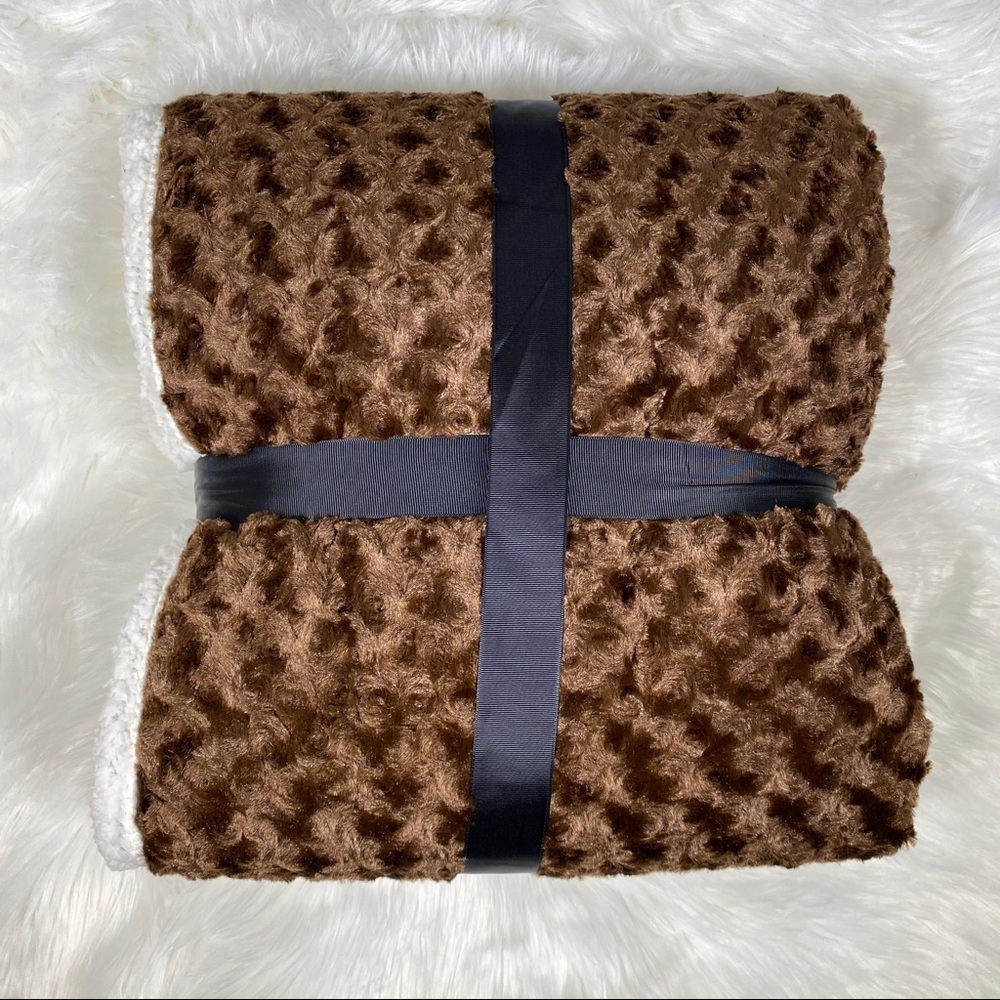 ✨SALE✨Chocolate Swirl Micromink Sherpa Throw - Picture 2 of 3